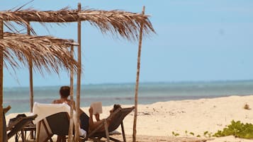 En la playa, camas de playa gratuitas, camastros y toallas de playa