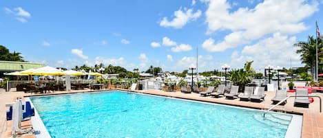 Una piscina al aire libre, una piscina climatizada