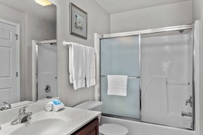Combined shower/tub, jetted tub, towels, soap
