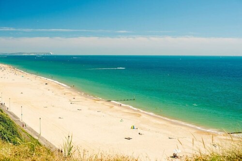 Bournemouth Holiday Home - short walk to beach