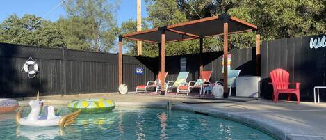 Una piscina al aire libre