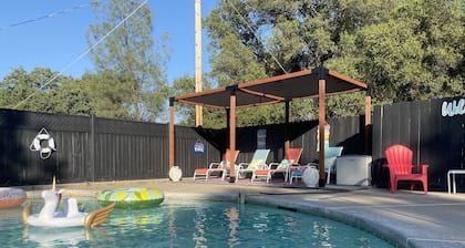Cute Pool House near Yosemite with a Hot Tub and Game room