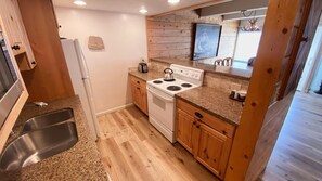 Appartamento, 1 letto queen, vista piscina (#206 Vail International) | Cucina privata