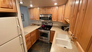 Appartamento, 1 letto king con divano letto (#112 Vail International) | Cucina privata