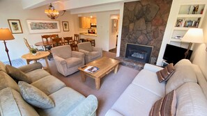 Condo, 1 cama King size y sofá cama (#112 Vail International) | Sala de estar