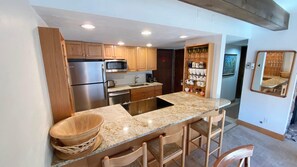 콘도, 침대(여러 개), 수영장 전망 (#205 Vail International) | 전용 주방 | 오븐, 토스터, 냉동고, 키친타월