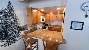 公寓客房, 多張床 (#105 Vail International) | 私人廚房