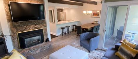 Apartment, Mehrere Betten, Bergblick (#301 Vail International) | Wohnzimmer