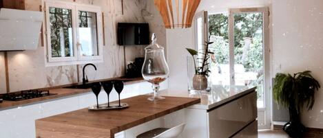 ثلاجة، ميكروويف، فرن، موقد طهي مسطح