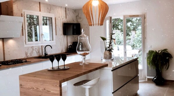 Een koelkast, een microgolfoven, een oven, een kookplaat