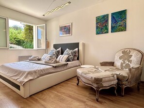 4 slaapkamers, een strijkplank/strijkijzer, gratis wifi, beddengoed