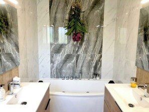 Ensemble douche/baignoire, sĂšche-cheveux, serviettes fournies, savon