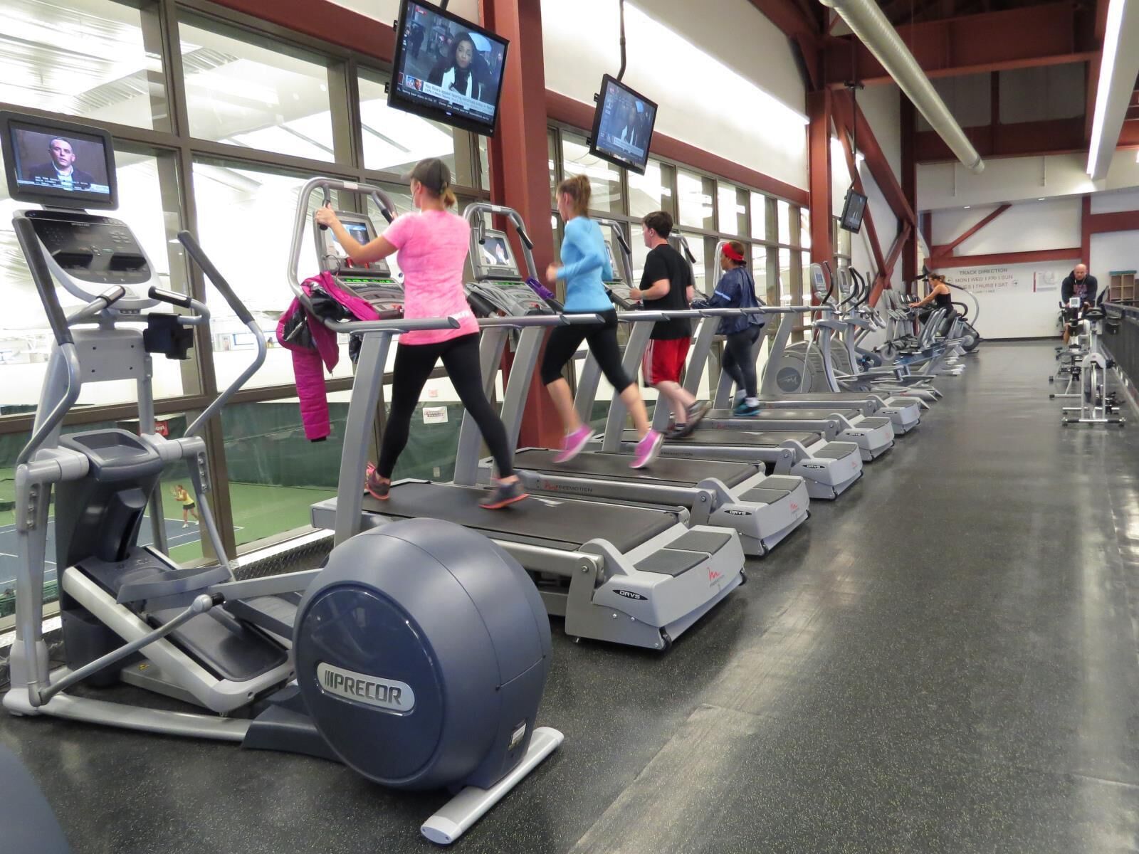 Une salle de sport équipée de tapis de course et d'appareils d'exercice.