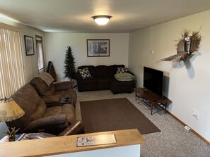 Smart TV - Great area for hunting and fishing, dog kennel on property (Roslyn)