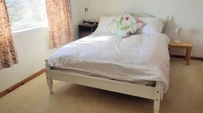 1 bedroom, WiFi - Double bedroom in Totnes in a family home (Totnes)