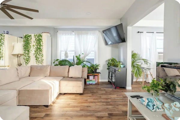 Smart TV, chimenea, libros y estéreo