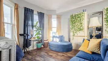 Smart TV, chimenea, libros y estéreo
