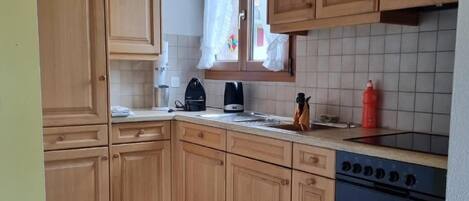 Fridge, stovetop, coffee/tea maker, toaster