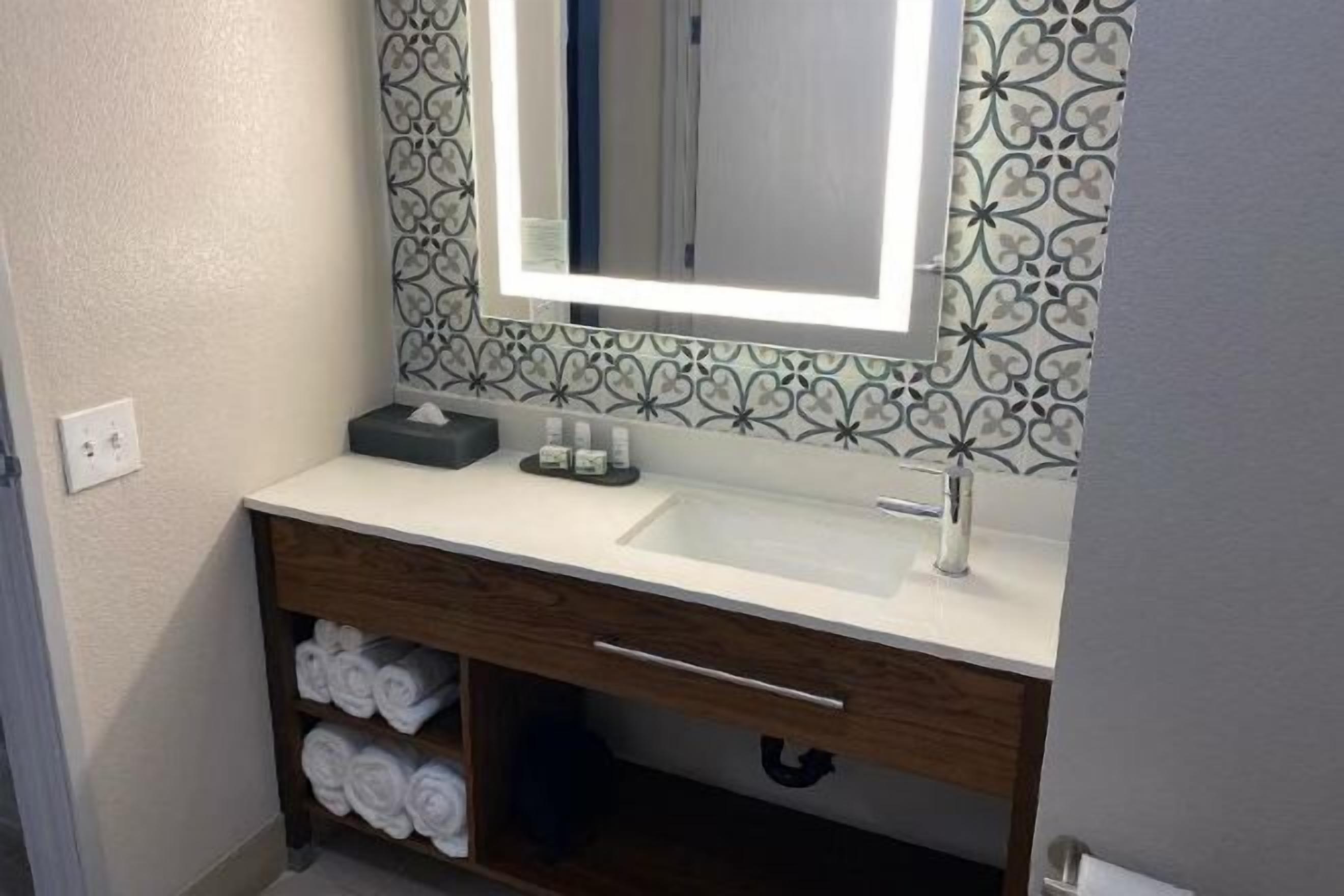 Duschwanne, kostenlose Toilettenartikel, Haartrockner, Handtücher