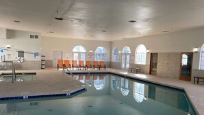 Kolam renang indoor