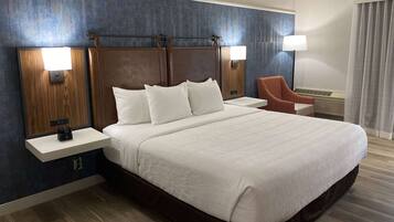 客房, 1 张特大床, 无烟房 | 1 多间卧室、办公桌、熨斗/熨衣板、免费 WiFi