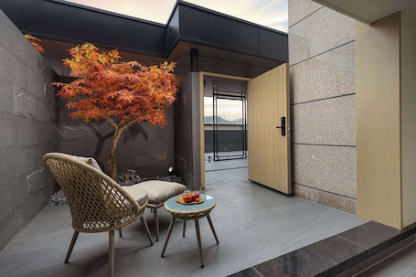 Deluxe Room, 1 King Bed, Non Smoking, Garden View (Terrace) | Minibar, in-room safe, desk, free WiFi. Days Hotel by Wyndham Chenzhou Beihu