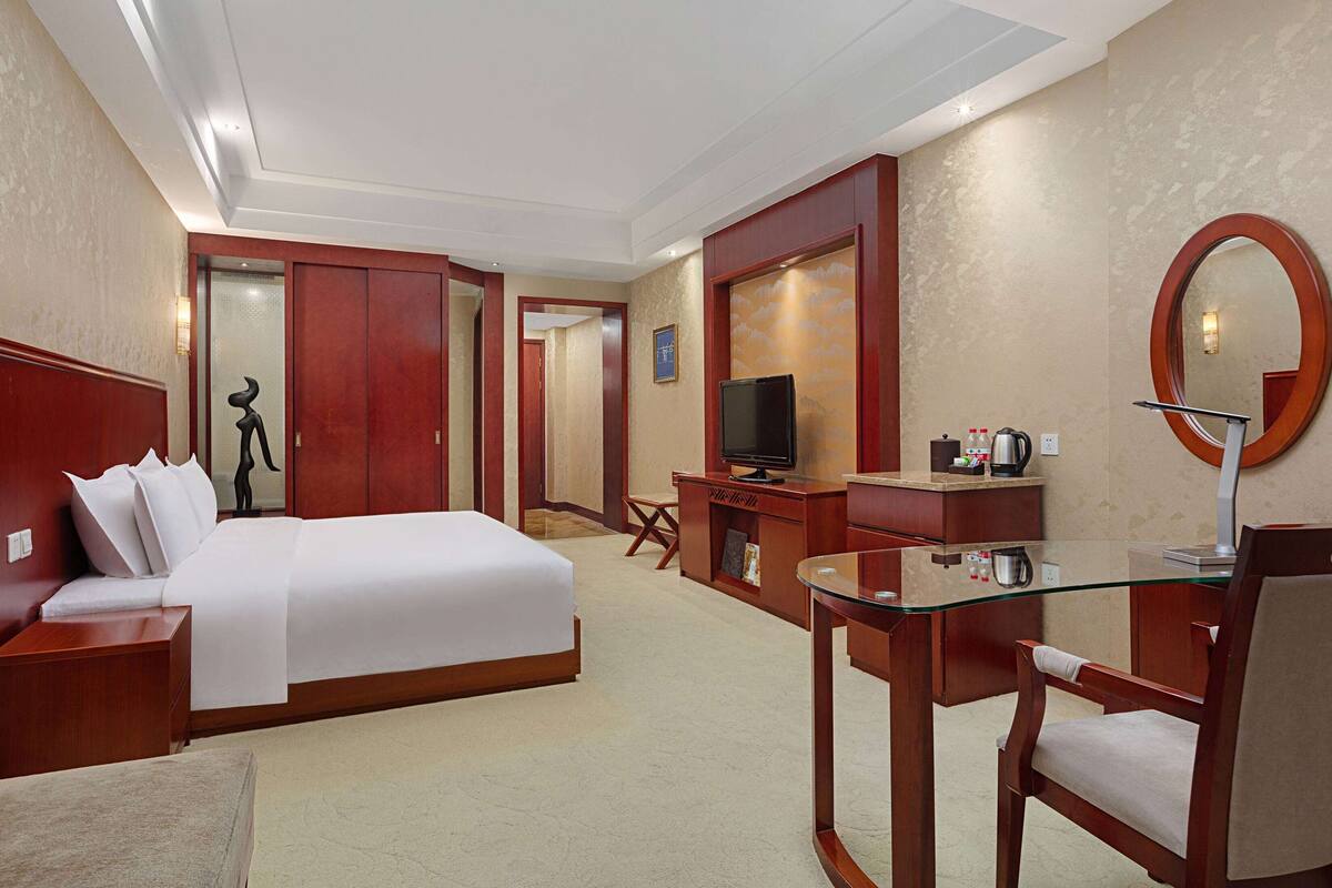 Kamar Deluks, 1 Tempat Tidur King, Bebas Asap Rokok | Minibar, meja kerja, setrika/meja setrika, dan Wi-Fi gratis