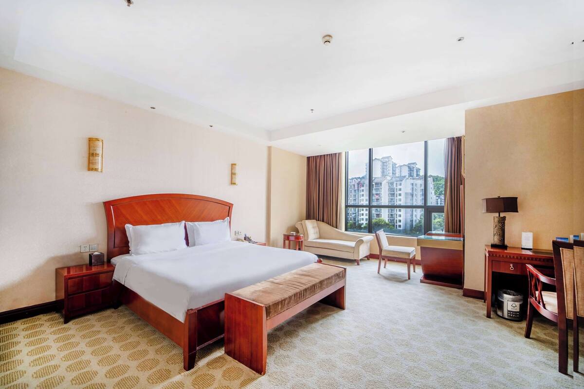 Suite Superior, 1 Tempat Tidur King, Bebas Asap Rokok | Minibar, meja kerja, setrika/meja setrika, dan Wi-Fi gratis