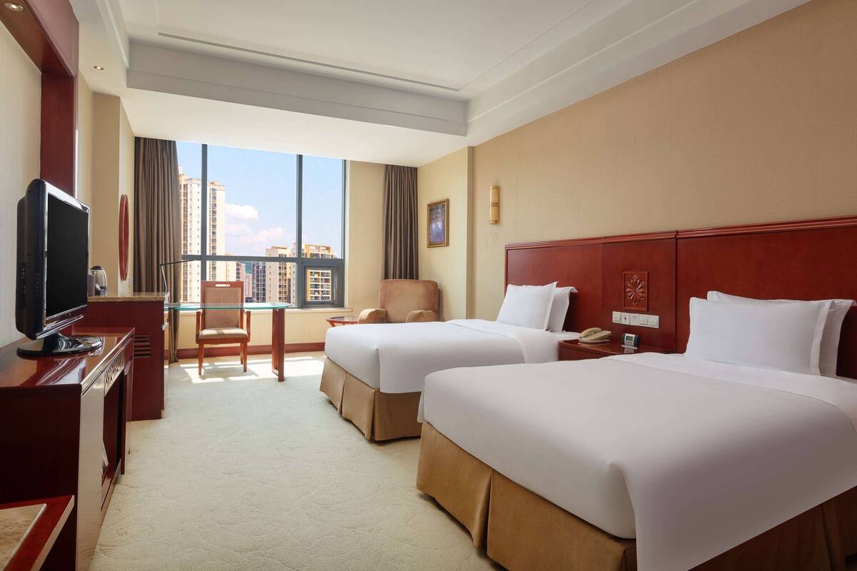 Minibar, meja kerja, setrika/meja setrika, dan Wi-Fi gratis