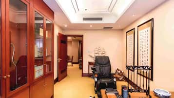 Suite, 1 King Bed, Non Smoking (Runli) | Living area | Flat-screen TV