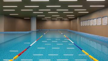 Una piscina al aire libre de temporada