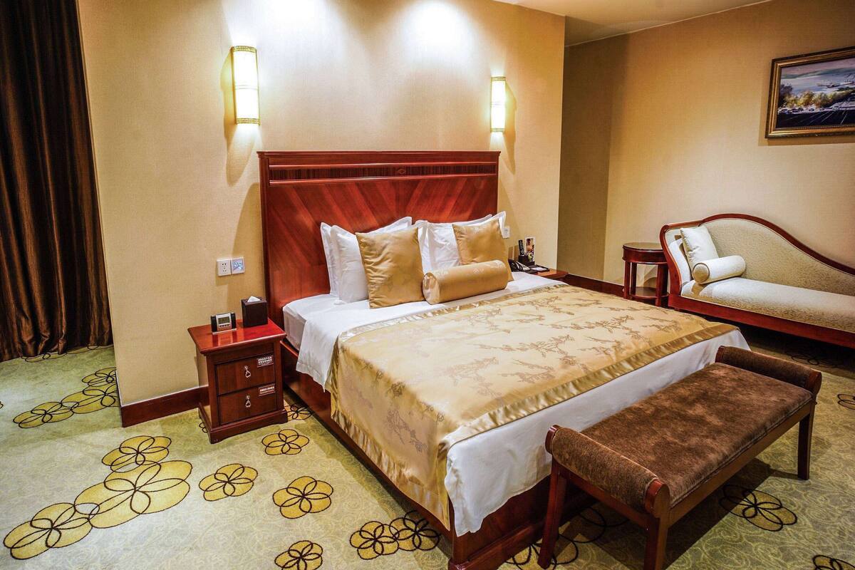 Suite, 1 Tempat Tidur King, Bebas Asap Rokok (Runli) | Minibar, meja kerja, setrika/meja setrika, dan Wi-Fi gratis