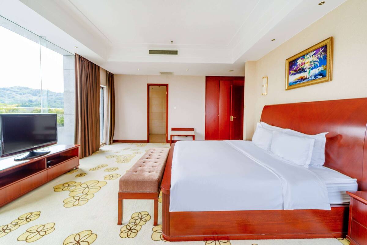 Suite Eksekutif, 1 Tempat Tidur King, Bebas Asap Rokok | Minibar, meja kerja, setrika/meja setrika, dan Wi-Fi gratis