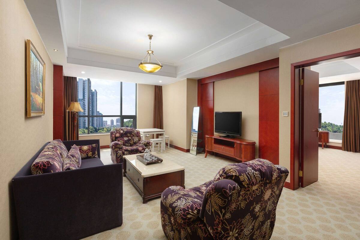 Suite Deluks, 1 Tempat Tidur King, Bebas Asap Rokok | Minibar, meja kerja, setrika/meja setrika, dan Wi-Fi gratis