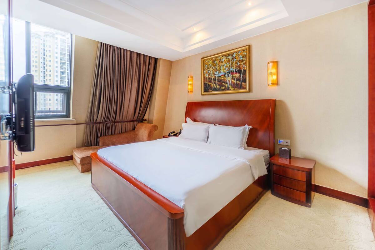 Kamar Eksekutif, 1 Tempat Tidur King, Bebas Asap Rokok | Minibar, meja kerja, setrika/meja setrika, dan Wi-Fi gratis