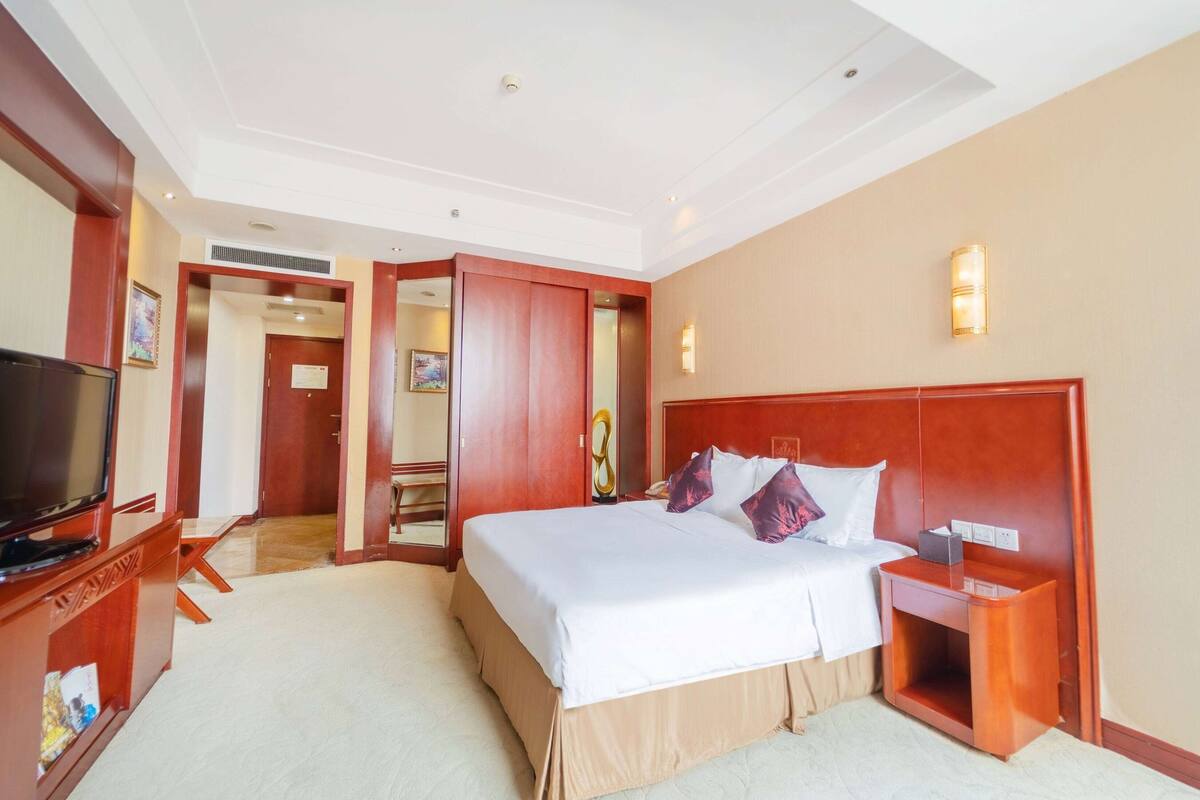 Kamar Superior, 1 Tempat Tidur King, Bebas Asap Rokok | Minibar, meja kerja, setrika/meja setrika, dan Wi-Fi gratis