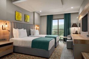 迷你吧、客房內保險 箱、書桌、筆電工作空間