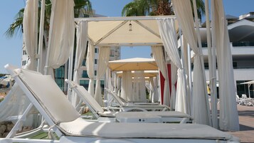 室内游泳池，季节性开放的室外游泳池，日光浴躺椅