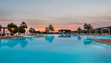 Una piscina techada, una piscina al aire libre de temporada