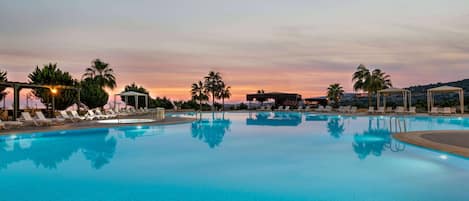 Indoor pool, seasonal outdoor pool, sun loungers