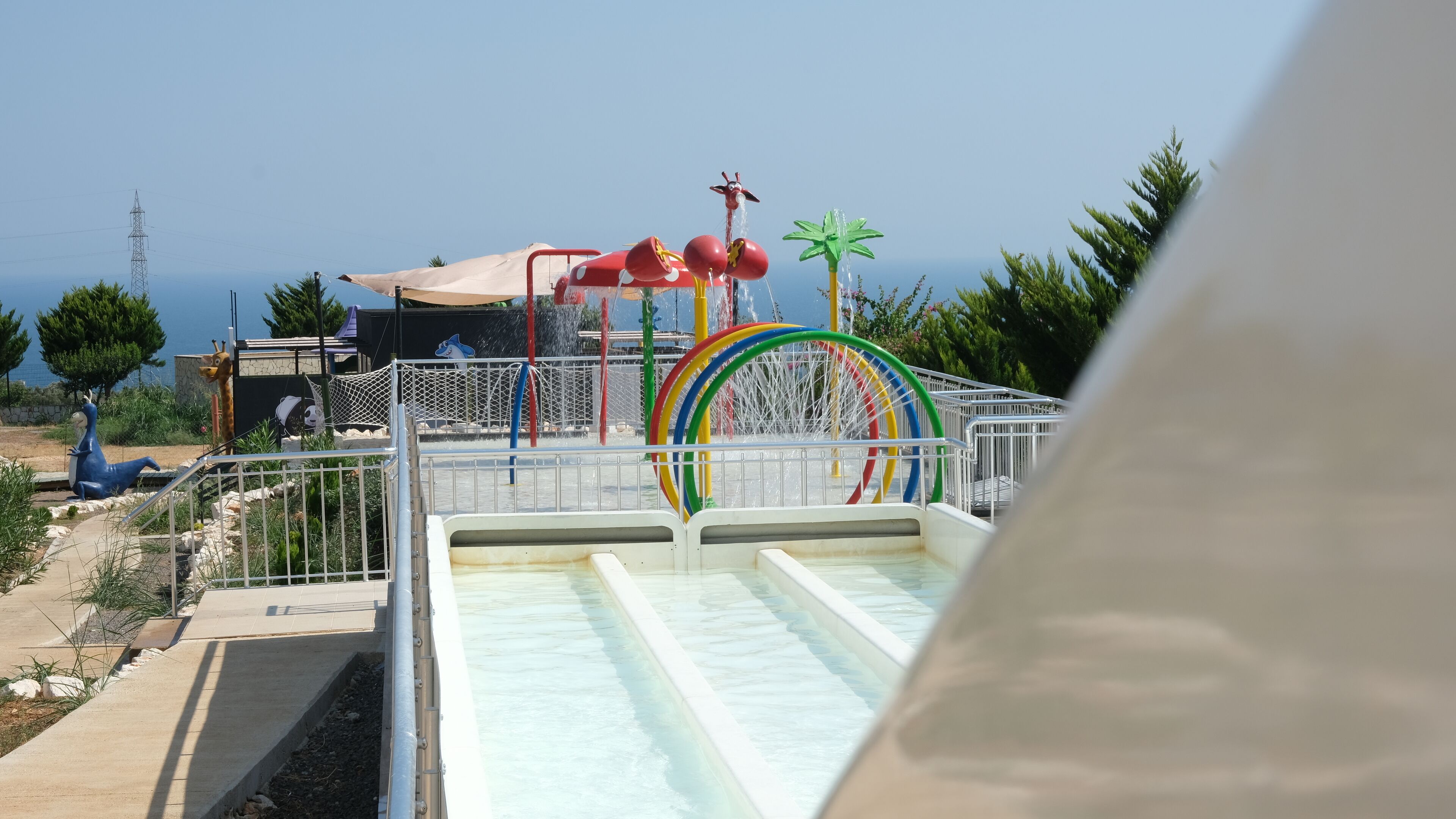 Ein Wasserpark mit Rutschen und aufblasbaren Elementen.