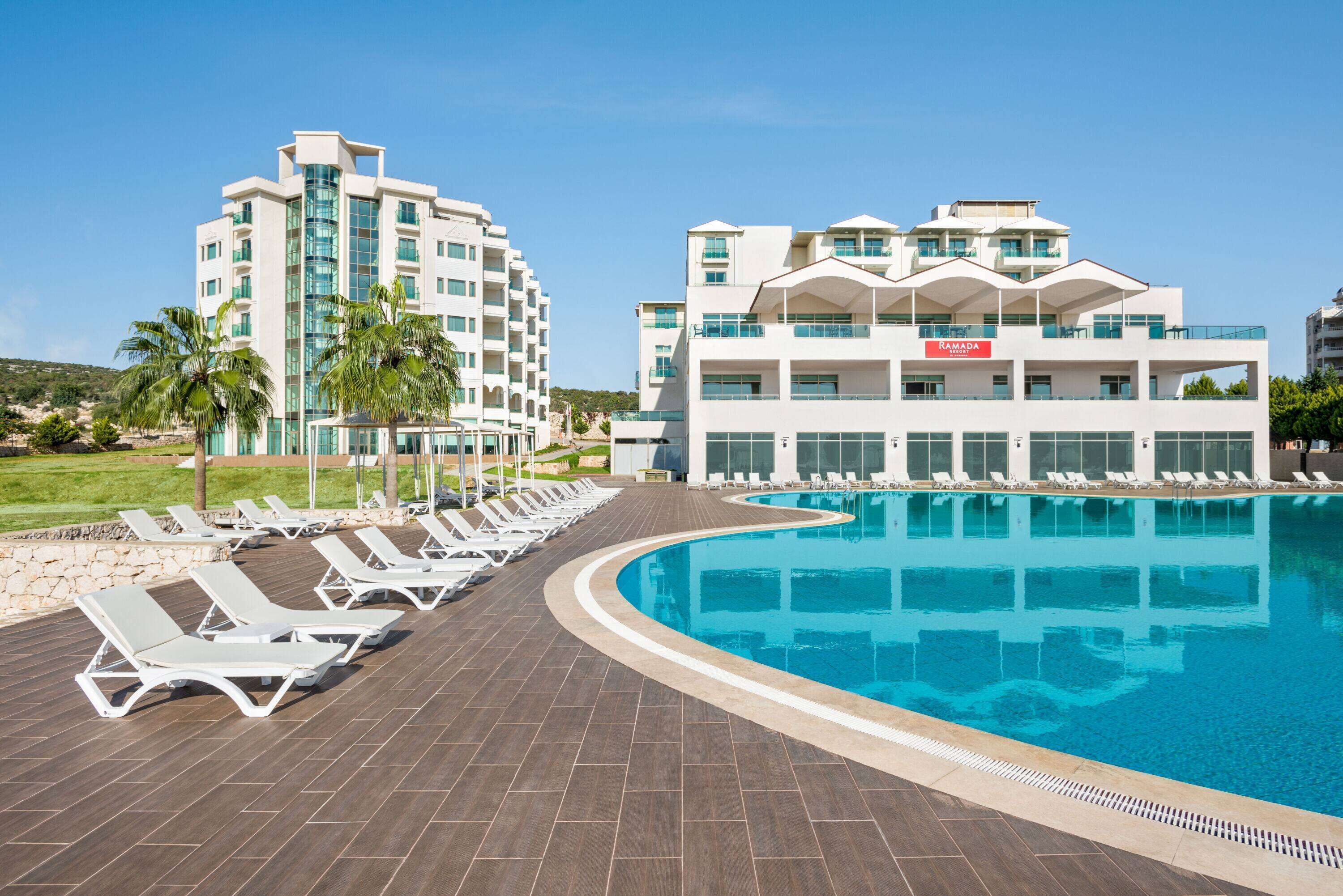 Piscina interna, piscina externa sazonal, espreguiçadeiras