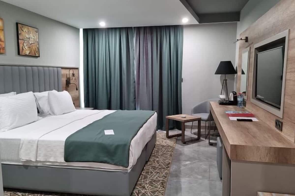 1 chambre, minibar, coffres-forts dans les chambres, bureau