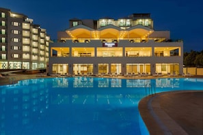 Indoor pool, seasonal outdoor pool, pool loungers