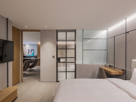 Artist Suite | Minibar, in-room safe, blackout drapes, free WiFi