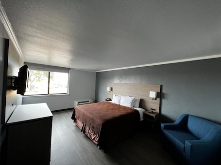 Tabla de planchar con plancha, wifi gratis y ropa de cama