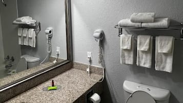 Habitación, 2 camas Queen size, para no fumadores | Baño | Amenidades de baño gratuitas, secadora de cabello, toallas