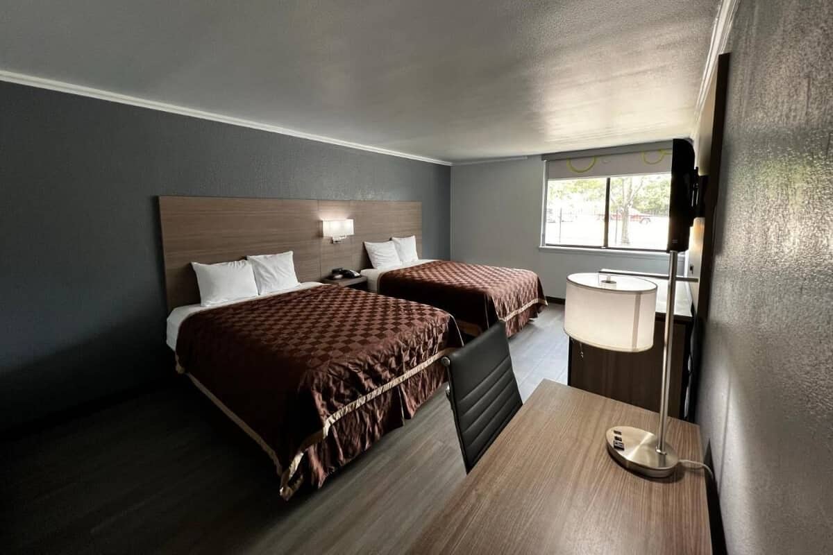 Værelse - 2 queensize-senge - handicapvenligt - ikke-ryger (Tub with Grab Bars) | Strygejern/strygebræt, gratis Wi-Fi, sengetøj