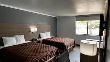 Habitación, 2 camas Queen size, para no fumadores | Tabla de planchar con plancha, wifi gratis y ropa de cama