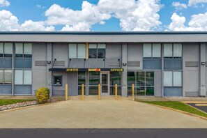 Exterior - Super 8 by Wyndham Fort Worth Entertainment District (Fort Worth)